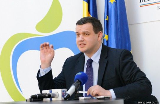епутат румынского парламента, исполнительный председатель партии Народное  движение Румынии Еуджен Томак.