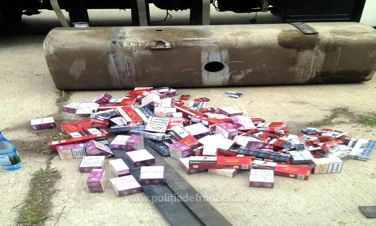 В ходе контроля пограничники и таможенники обнаружили в тайнике, сделанном в топливном баке грузовика, 107 960 сигарет (5 398 пачек) разных марок, произведенных в РМ. Фото: politiadefrontiera.ro.
