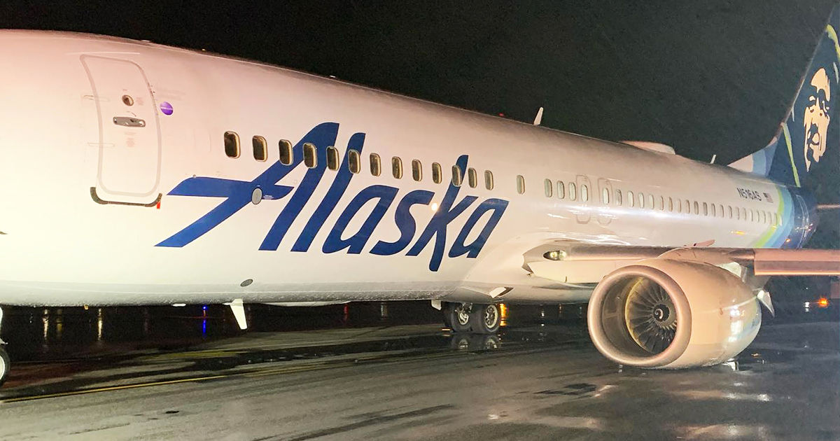 Самолет Alaska Airlines приземлился со сломанным шасси во время шторма.