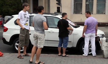 Șoferul automobilului BMW a rămas foarte supărat de abțibildul de pe parbriz, dar se pare că nu-și recunoaște vina.