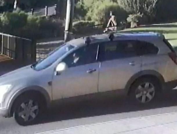 Ребенок в подгузнике сидит на крыше автомобиля, пока его мать довольно быстро ездит, в том числе и по шоссе.