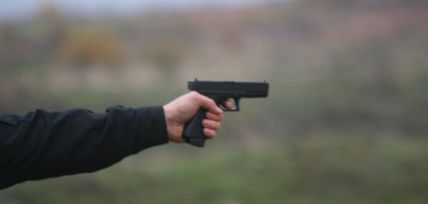 Doi tineri au ameninţat cu o armă un echipaj de patrulare al Inspectoratului Naţional de Patrulare.