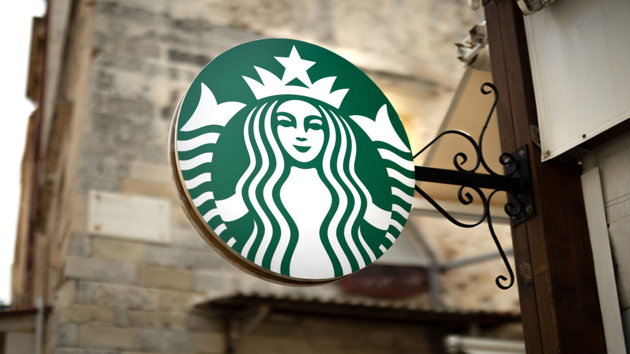 Noii primari ai orașelor Seattle și New York au renunțat la cafeaua de la Starbucks.