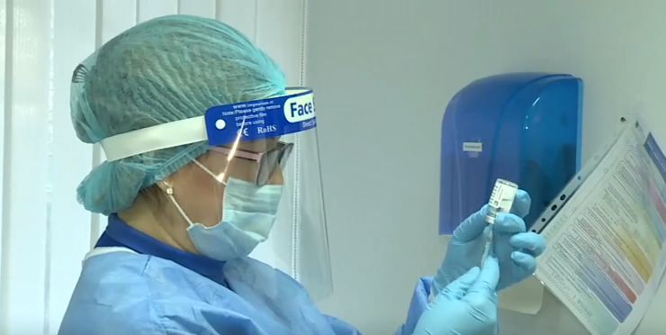 Врачи рассказали, как перенесли вакцинацию препаратом AstraZeneca.