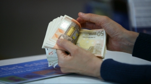 Aproape fiecare al doilea moldovean primeşte bani de la rudele plecate la muncă peste hotare.
