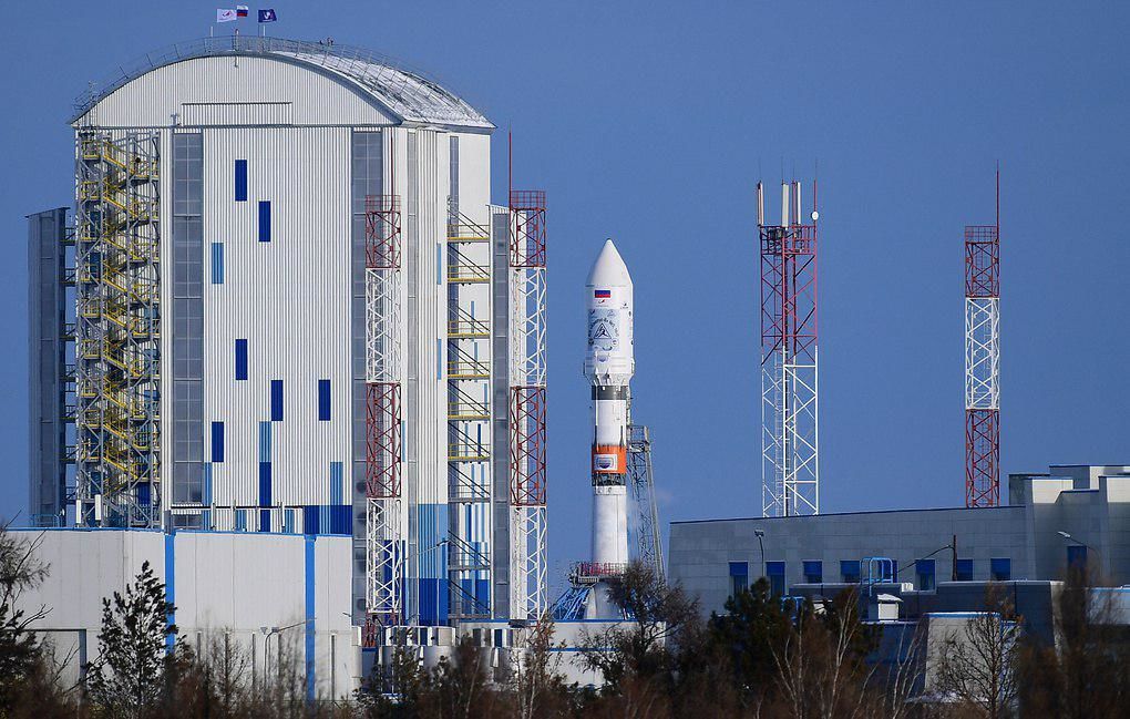 С космодрома Восточный в Амурской области России стартовала ракета Союз-2 с 28 спутниками.