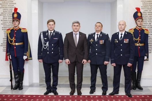 Jizdan a oferit primele grade de "Comisar-șef" pentru trei angajați ai MAI. Foto: mai.gov.md