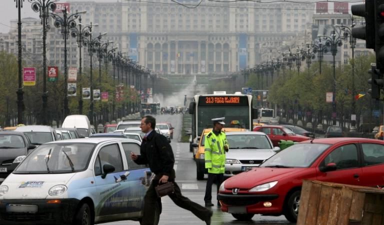 Amenzi de aproape 1.000 de euro după ce a vândut maşina. 
