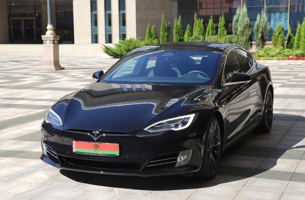 Илон Маск подарил Лукашенко Tesla Model S.