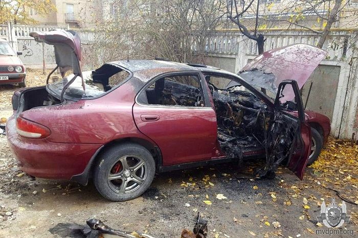 В Бендерах средь бела дня сгорел автомобиль.