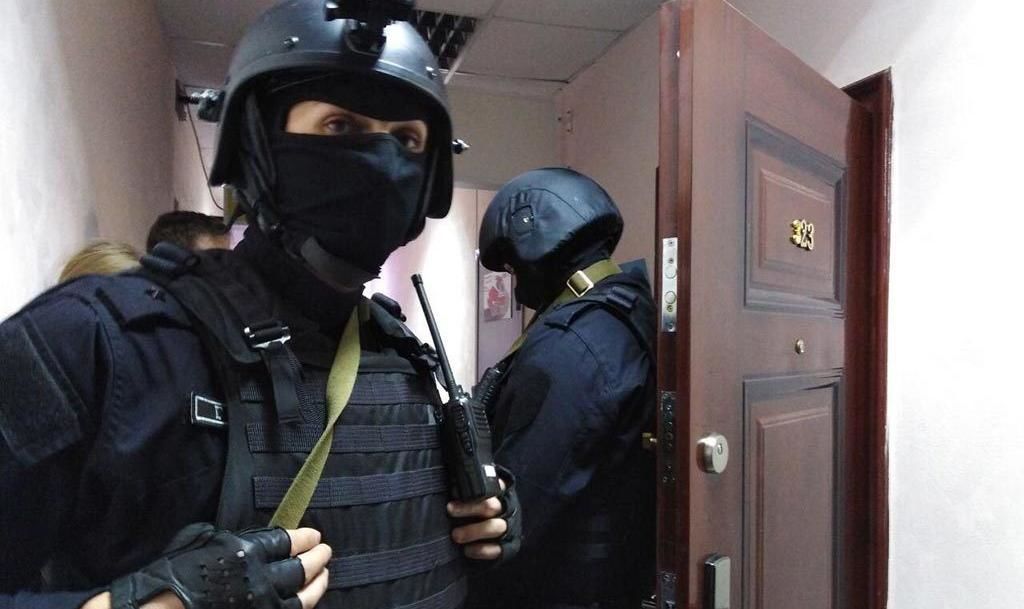 Обыск проходит в квартире оппозиционера Алексея Навального.