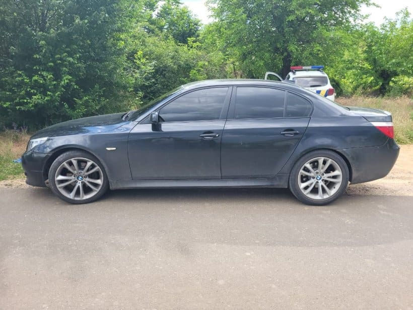Șoferul unui BMW a lovit un grănicer la frontiera cu Moldova.
