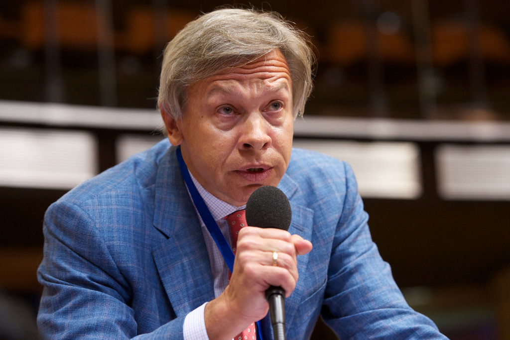 Сенатор Алексей Пушков прокомментировал заявление президента Украины о двух альтернативах минскому формату.