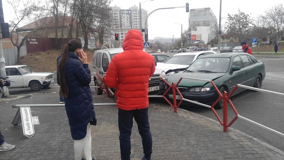 Момент столкновения трех автомобилей в Кишиневе попал на видео.