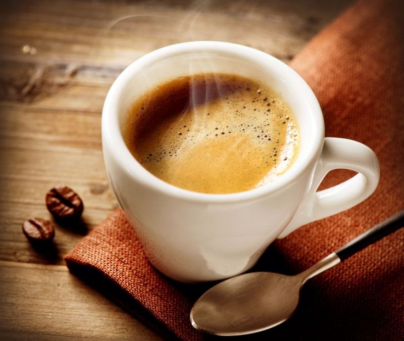Pentru multe persoane, o ceasca de cafea este remediul folosit pentru dezmeticirea de dimineata.