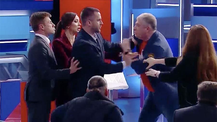 Ведущим в итоге удалось пресечь драку и успокоить гостей.