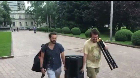 Паша Парфени говорит, что он узнал, что в законодательном органе нет света и что эта техника понадобится.