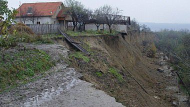O stradă întreagă riscă să se transforme într-o râpă din cauza alunecărilor de teren. 