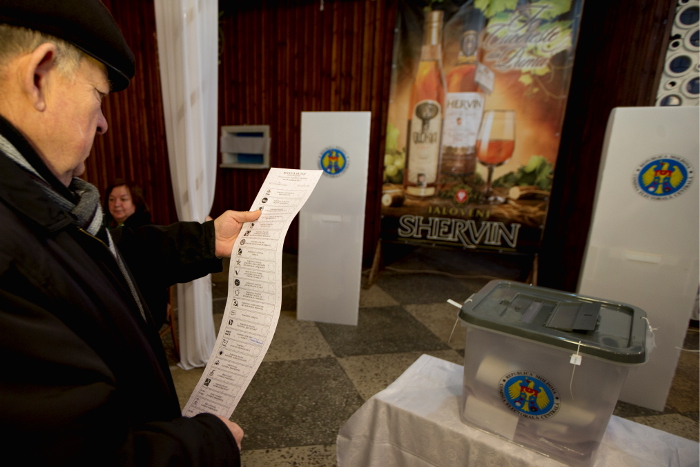 Избирательница на участке в Кишиневе, 30 ноября 2014.