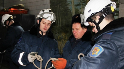 Спасателям предстоит ликвидировать последствия железнодорожной катастрофы и бороться с пожаром.