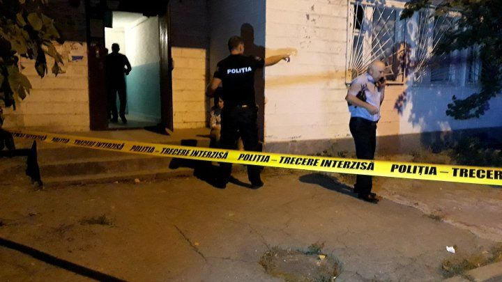 Одного из мужчин ударили ножом в грудь, а второму перерезали горло. 