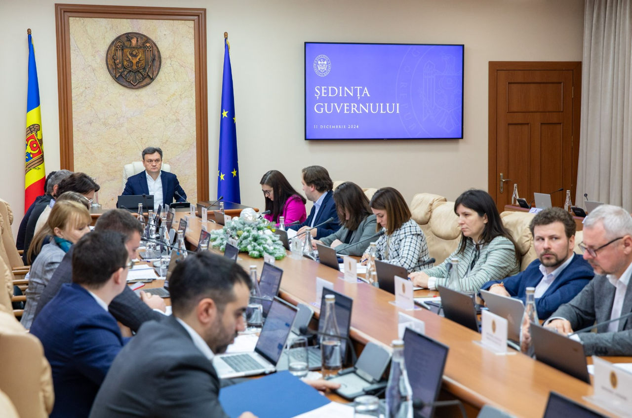 Правительство отзывает трех послов и назначает новых.