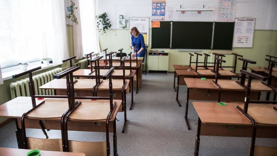 Из-за сохраняющейся угрозы распространения коронавируса, многие школы будут работать в две смены.
