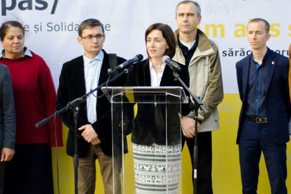 Candidata Partidului Acțiune și Solidaritate la funcția de președinte, Maia Sandu, a semnat un „contract social” cu cetățenii.