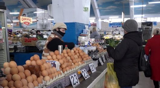 Продавцы объяснили, чем вызвано подорожание куриных яиц в Молдове.