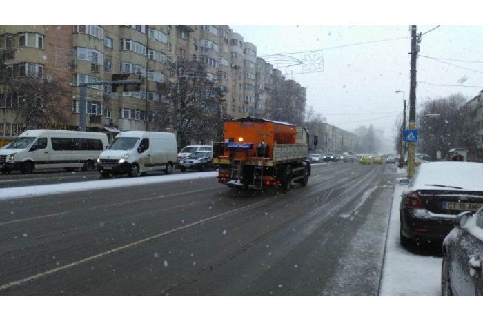 Дорожные службы следят за состоянием дорог.