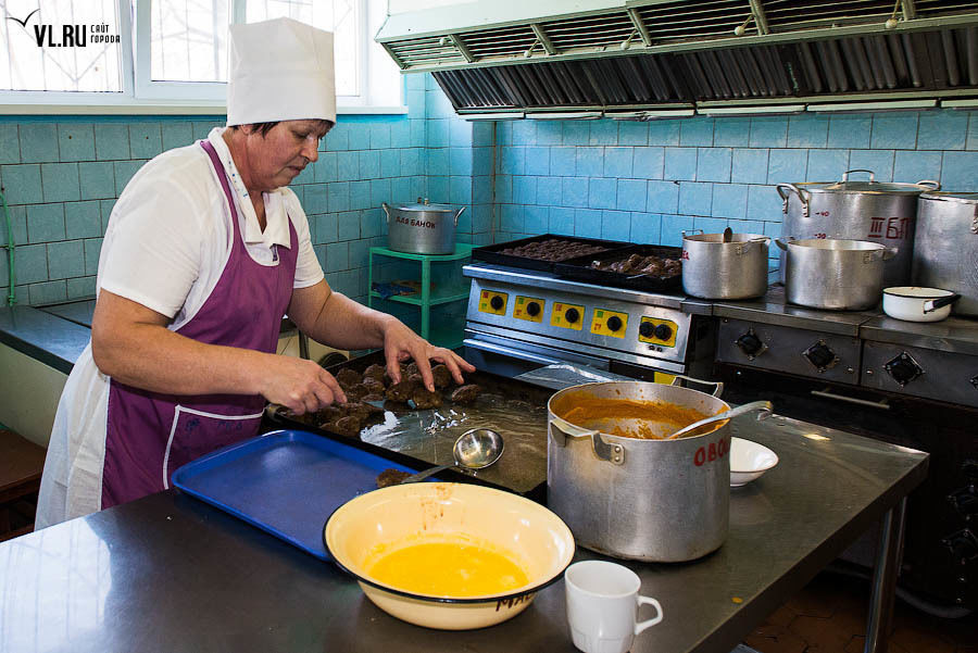 Начальники управлений посетовали, что из-за скандала с просроченными продуктами остались без поваров.