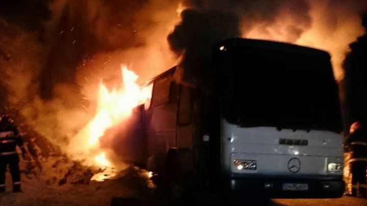 Thailanda: Autobuz în flăcări. Cel puțin 20 de oameni au ars de vii. Foto: publika.md