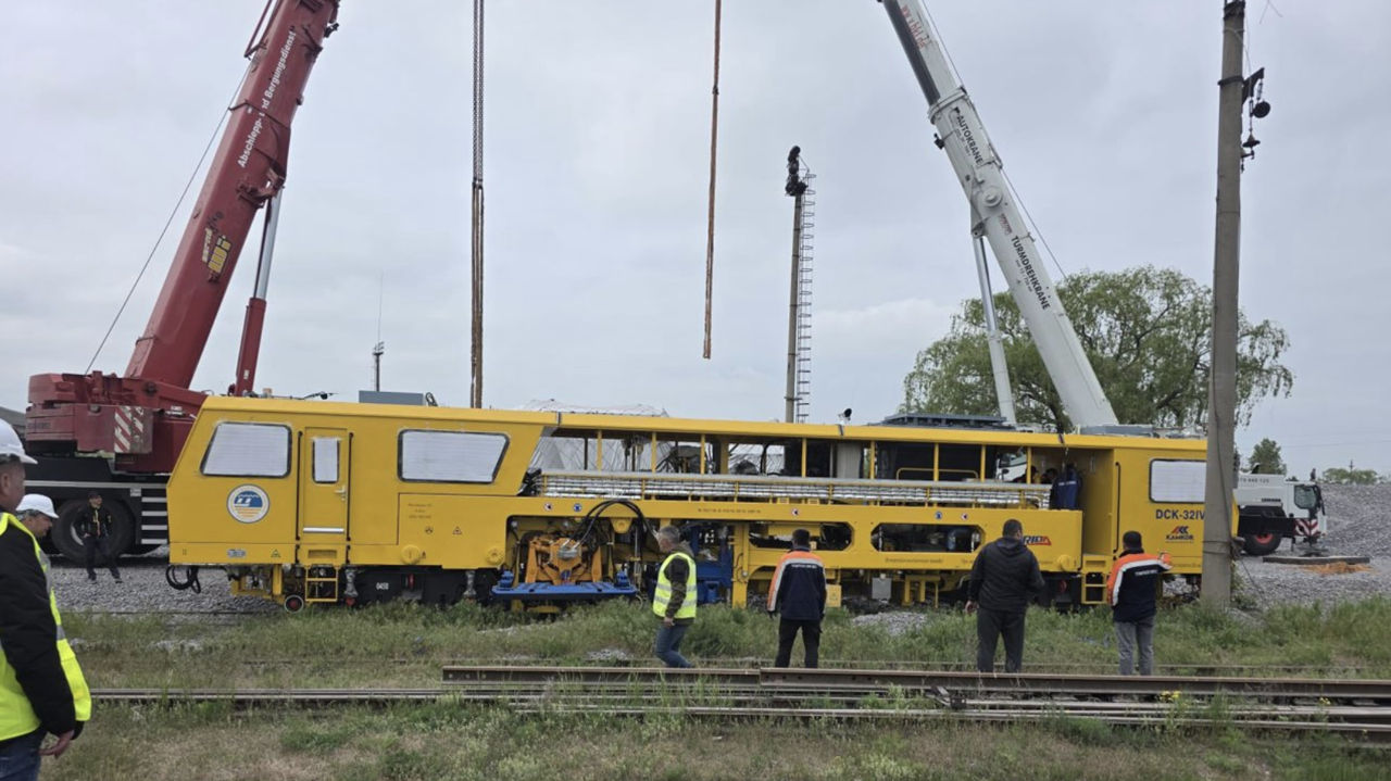 В Молдову доставили технику для масштабной модернизации железной дороги.