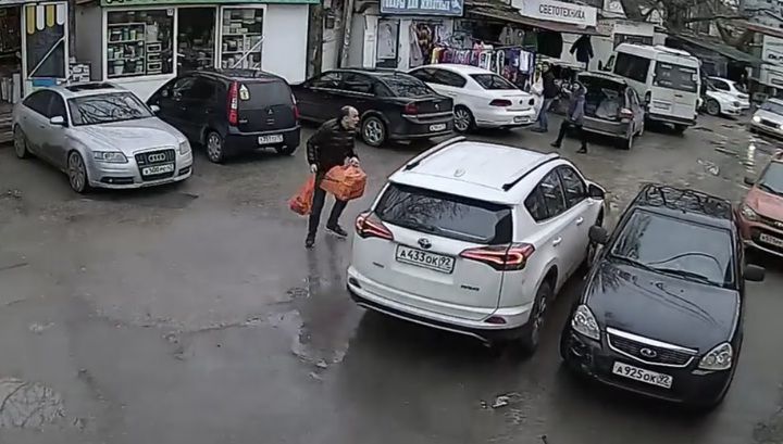 Потерявшая сознание женщина устроила массовое ДТП и едва не сбила пешехода в Крыму.
