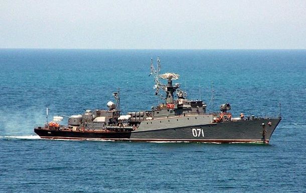 В рамках проверки боеготовности по тревоге в Черное море вышли российские противолодочные и минно-тральные корабли.