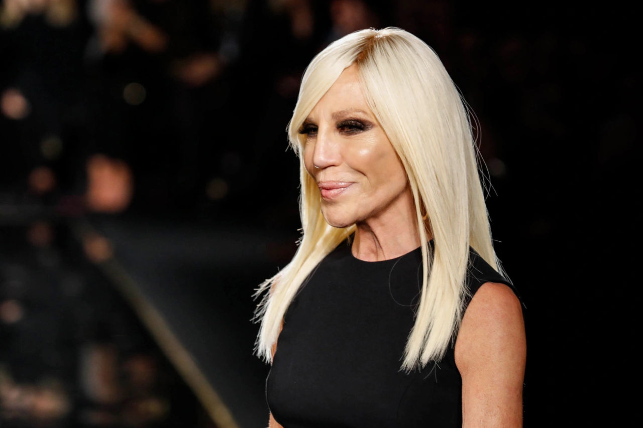 Donatella Versace se retrage din funcția de director de creație al Versace.