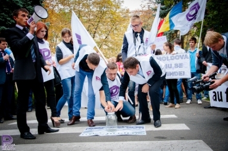 Manifestanţii au spus că autorităţile aduc grave prejudicii statului şi cetăţenilor.