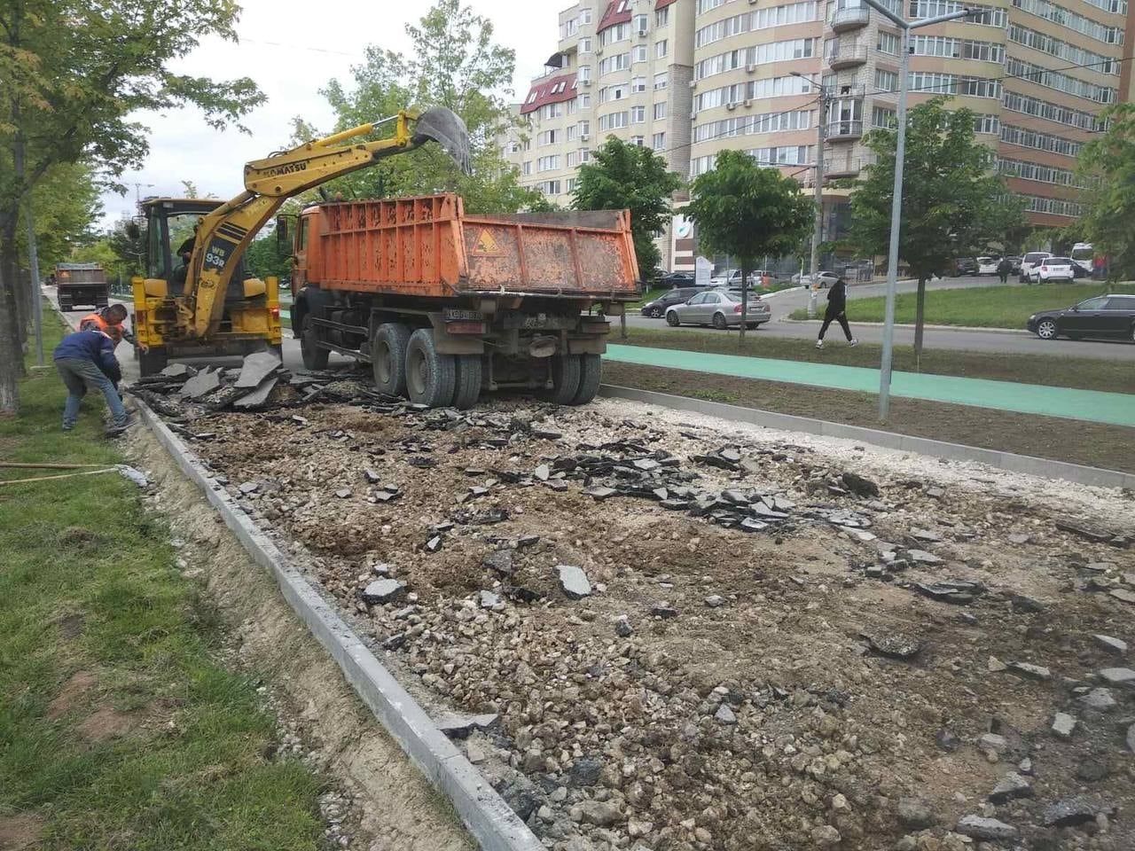 На ряде улиц и тротуаров ведутся работы по восстановлению дорожной и пешеходной инфраструктуры.