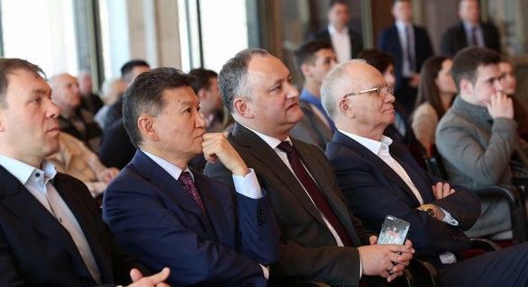 Președintele Federației Internaționale de Șah, Kirsan Iliumjinov, se află în aceste zile într-o vizită în Moldova. Foto: Igor Dodon/Facebook.com