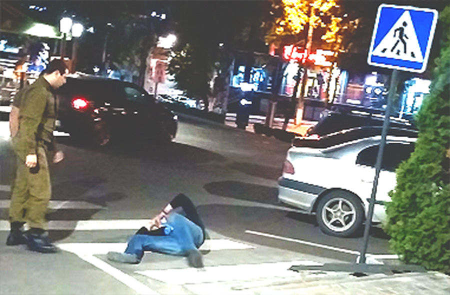 В Кишиневе охранник кафе ударил по лицу выпившего клиента.
