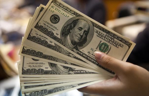 Dolarul a scăzut cu doi bani şi are un curs oficial de 19 lei şi 29 de bani.