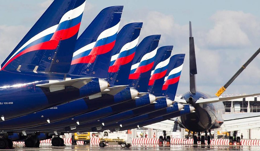 Российские авиакомпании массово останавливают зарубежные полеты.