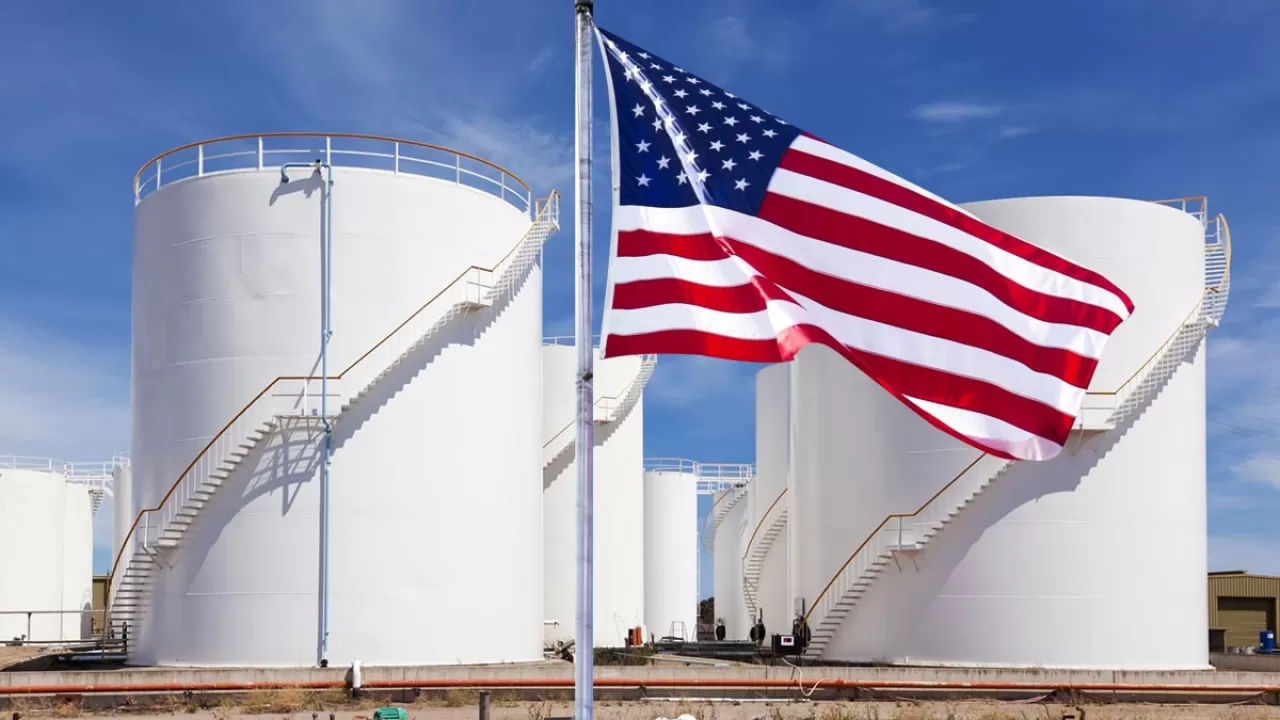 США пополняют Стратегический нефтяной резерв, несмотря на высокие цены.