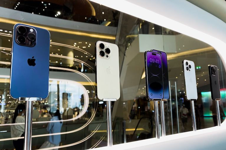 В Индии пара продала 8-месячного ребенка, чтобы купить iPhone 14 и снимать видео для Instagram.