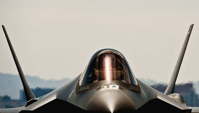 В Британию раньше намеченного срока прибыли истребители F-35. Фото: Reuters