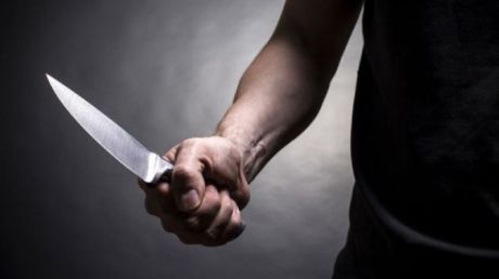 Un bărbat de 32 de ani îşi aplica răni pe corp având un cuţit. Foto: stireazilei.com