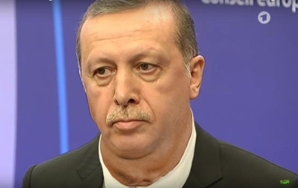 Высмеивается желание президента Турции жить на широкую ногу, а также нападки на журналистов в стране.