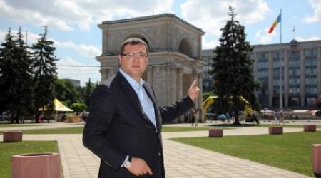 По мнению Усатого, сегодня молдавский «гастарбайтер» – «вечный труженик-чернорабочий, «кинутый» государством.