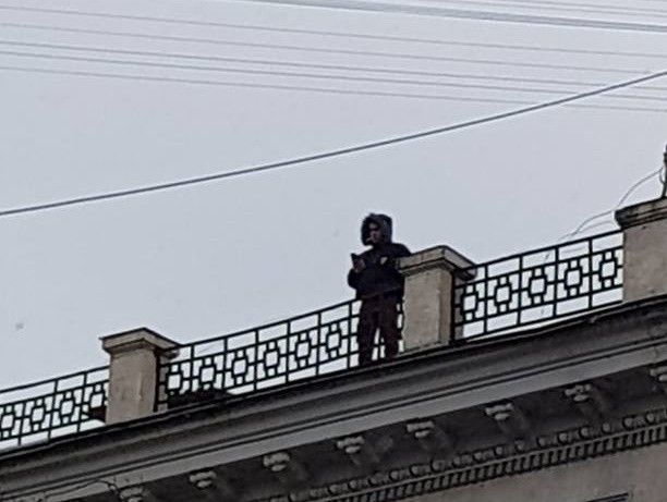 В центре Кишинева парень в очередной раз пообещал убить себя.