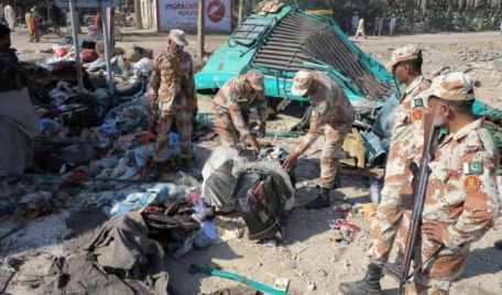56 de oameni au murit iar alţi 18 au fost răniţi, în urma unui grav accident în Pakistan, după ce un camion s-a ciocnit cu un autobuz plin cu pasageri.